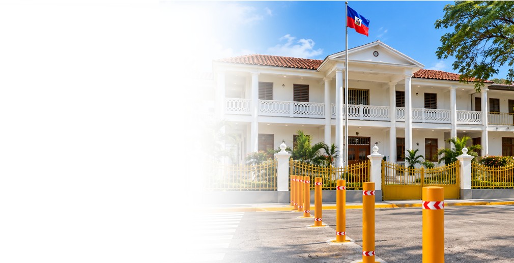 Façade de la Mairie des Gonaïves, drapeau d'Haïti au sommet du mât